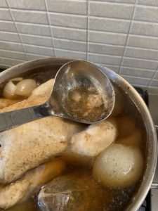 Removing the scum from broth