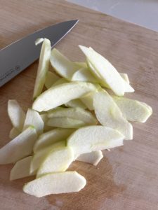 slicing apples
