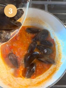 Moules à la Provençale - adding mussels